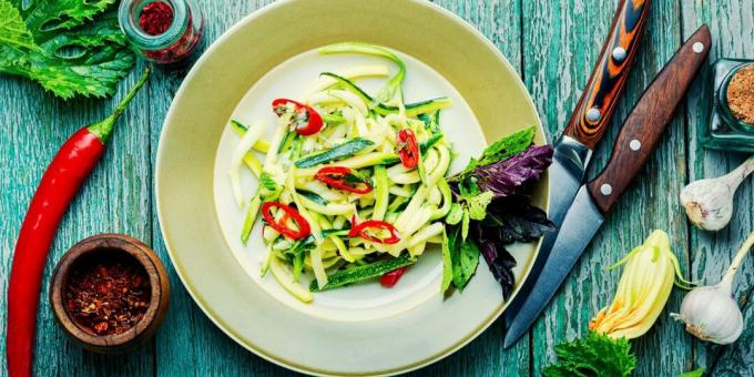 Salad ringan zucchini segar dengan mentimun