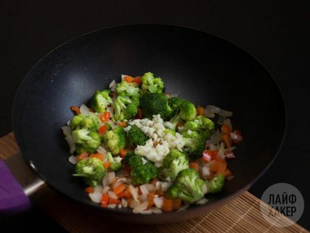 Cara membuat nasi tumis: potong sayuran