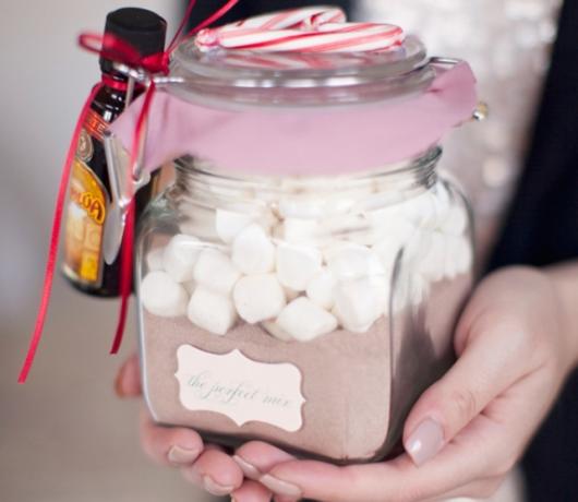 Cara membuat hadiah pada malam tahun baru dengan tangannya sendiri: Set untuk cokelat panas