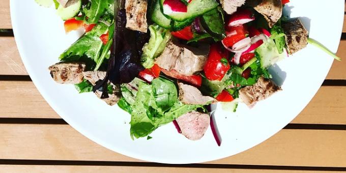 salad diet: Salad dengan daging sapi dan panggang terong