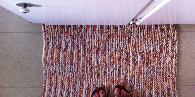 aksen warna dalam interior: karpet