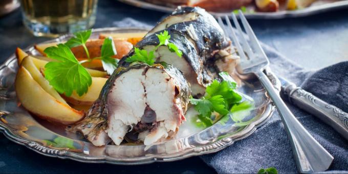 Ikan dalam oven dengan kertas timah dengan lemon: resep sederhana