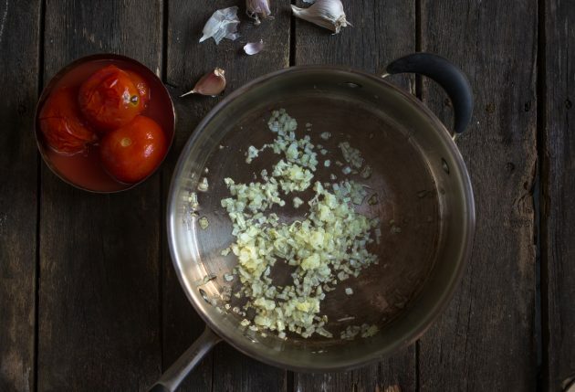 Cara membuat casserole pangsit Italia: hemat bawang bombay dan bawang putih