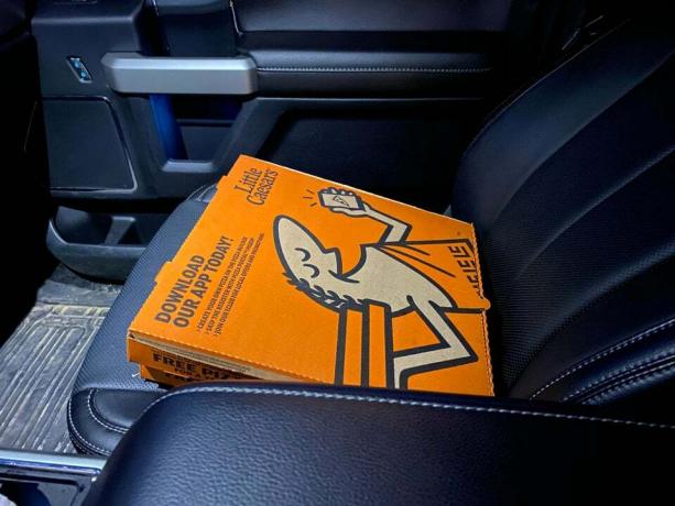 retasan hidup: pizza yang dipanaskan di kursi
