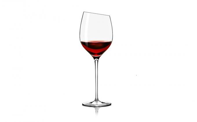 Segelas anggur merah Bordeaux