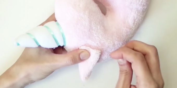 Cara membuat boneka: jahit bagian tanduk dan telinga