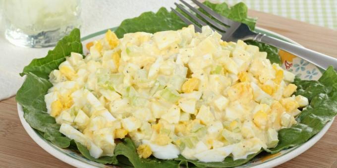 Salad telur dengan mentimun dan seledri