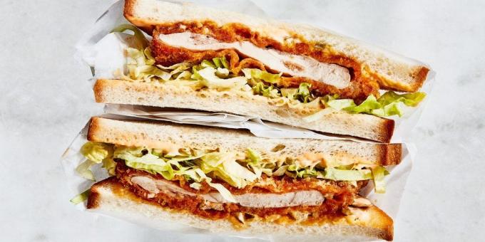 Resep sandwich dengan ayam pedas renyah dan saus mentimun