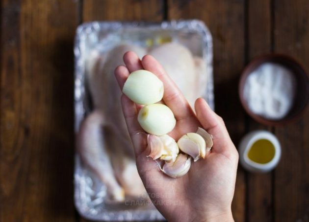 Ayam Oven Lemon: Tambahkan sayuran ke ayam
