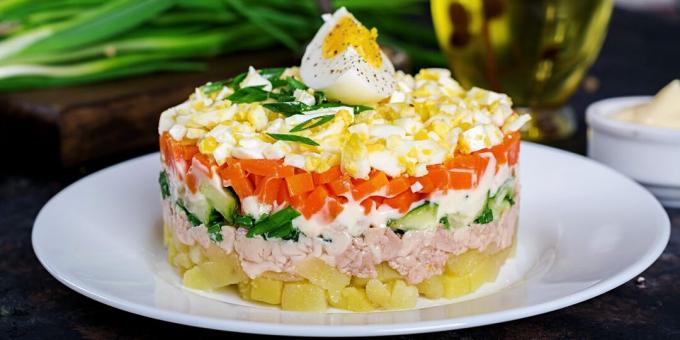 Salad dengan hati ikan kod, sayuran, dan telur