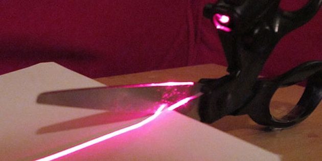 Gunting dengan laser pointer