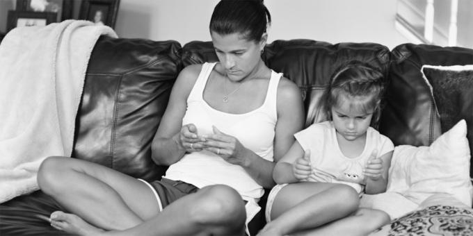 Orang-orang tanpa smartphone - ibu dan anak