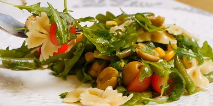 salad ramping dengan pasta, kacang hijau, zaitun dan saus hijau