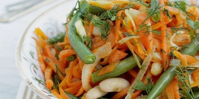 Ramping hangat salad dengan kacang dan wortel