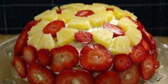 Kue kue dengan nanas dan stroberi