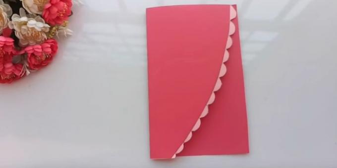 kartu ulang tahun dengan tangan Anda sendiri: Potong selembar kertas merah muda di setengah melintang