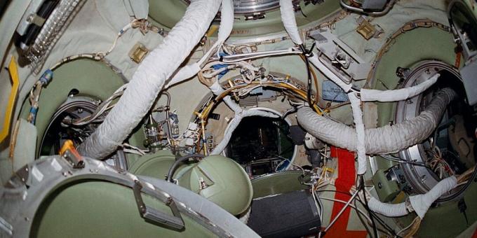 Bagian dalam kompartemen dok stasiun orbital "Mir"