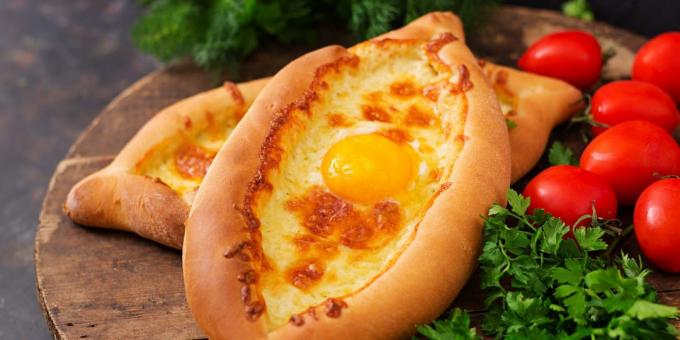 Khachapuri Adjara pada adonan ragi