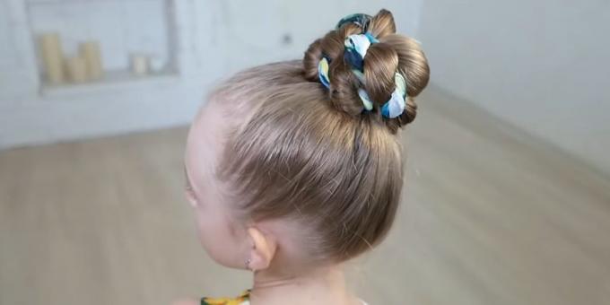 Gaya rambut untuk anak perempuan: balok tinggi bengkok dengan saputangan
