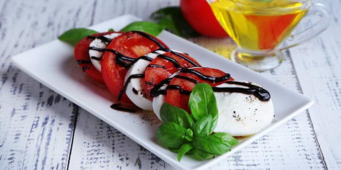 Salad mozarella dengan tomat dan saus balsamic: resep sederhana