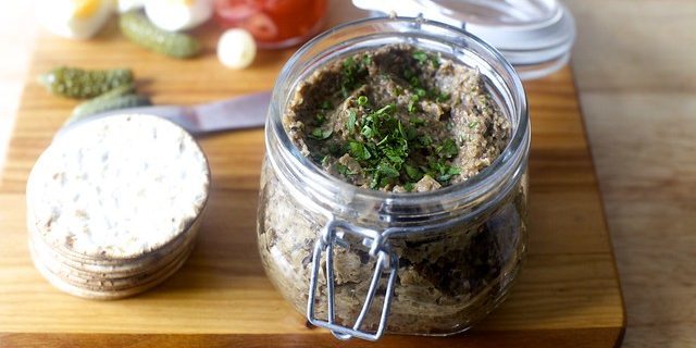 Caviar madu agaric jamur, bawang putih dan tomat