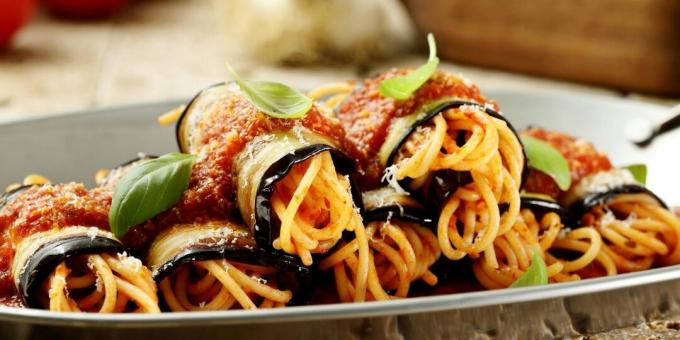 Gulungan terong dengan spageti dan saus tomat