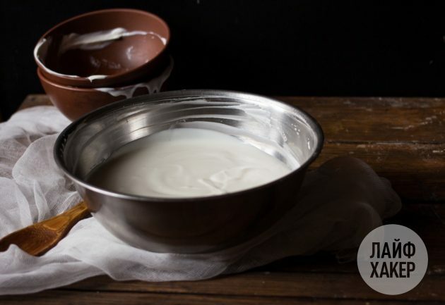 Untuk membuat krim keju berbahan dasar yogurt, campur krim asam dan yogurt