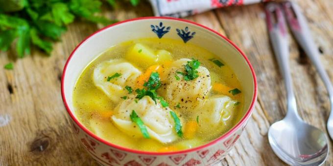 Sup dengan pangsit dalam slow cooker