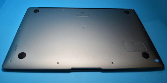 Chuwi LapBook Air. Permukaan bawah