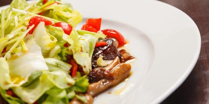 Bagaimana mempersiapkan salad dengan daging sapi dan jamur