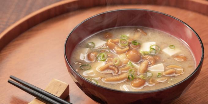 Sup miso dengan tahu dan jamur