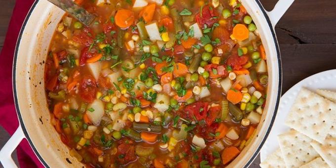 sup sayuran: sup dengan wortel, jagung, kacang polong dan kacang hijau