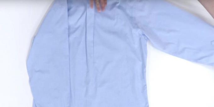 Cara melipat baju: pertama menerapkan salah satu lengan di tepi kemeja