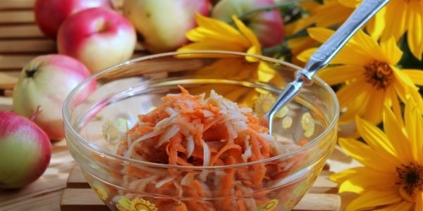 resep artichoke: Manis salad dengan Yerusalem artichoke, apel dan wortel