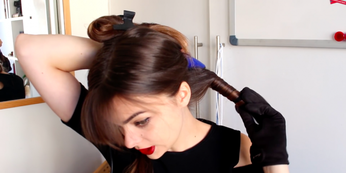 Gaya rambut dengan poni: gulung rambut Anda di atas alat pengeriting rambut
