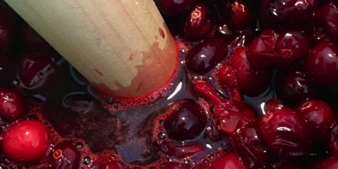 Buah tumbuk yang lebih disukai untuk jus cranberry tolkushkoy kayu