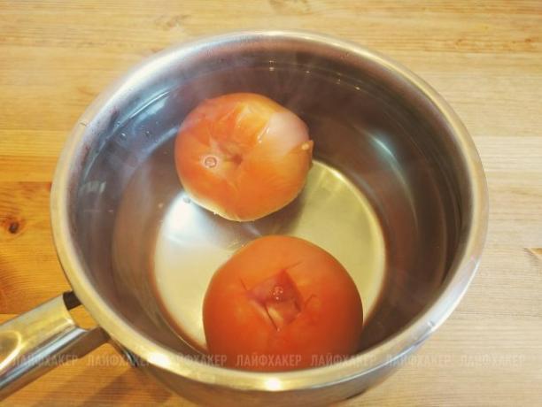 Resep Sloppy Joe Burger: Masukkan tomat ke dalam air panas selama beberapa menit
