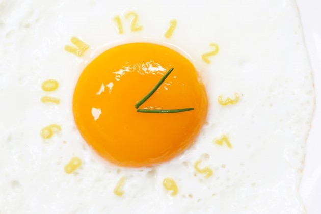 Orak-arik telur dalam microwave: resep untuk malas dan lapar