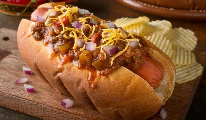 Hot dog dengan saus daging sapi pedas