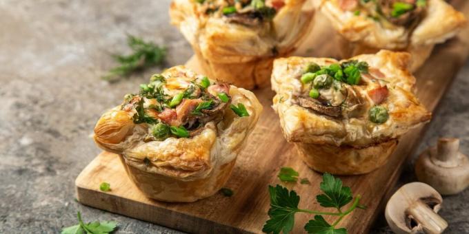 Alih-alih tartlet untuk liburan. Keranjang puff pastry dengan ham dan jamur