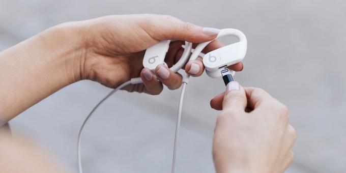 Apple memperkenalkan headphone Powerbeats yang diperbarui. Mereka bekerja 15 jam dengan sekali pengisian daya