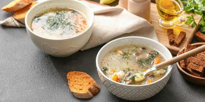 Sup bebek dengan nasi dan jamur