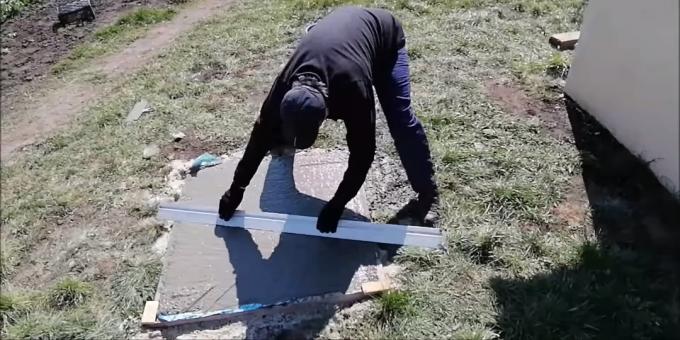 Cara membuat tandoor dengan tangan Anda sendiri: Letakkan jaring penguat dan isi dengan beton