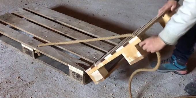 Cara membuat kursi geladak dari palet dengan tangan Anda sendiri