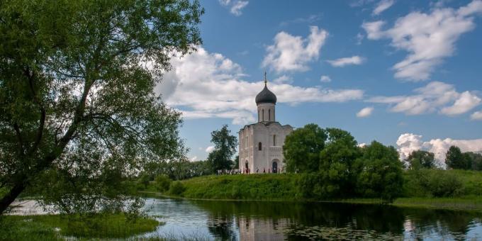 Pemandangan Vladimir dan daerah sekitarnya: desa Bogolyubovo dan Gereja Syafaat di Nerl