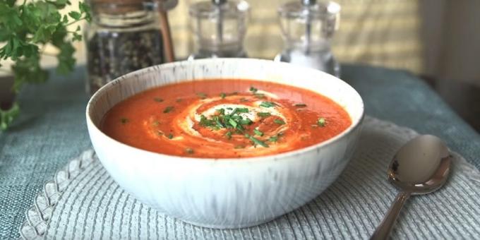 Tomat sup dengan kembang kol, paprika, bawang merah dan bawang putih: resep mudah