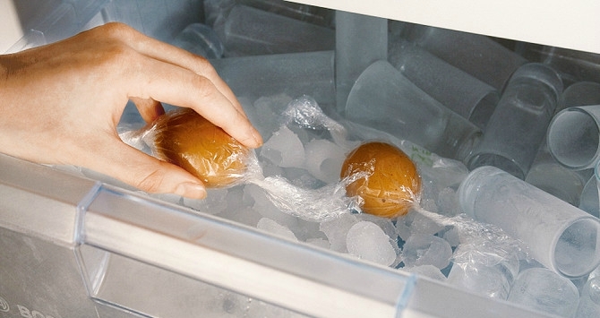 telur makanan foil dalam freezer