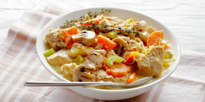 Ayam dengan kentang dan jamur dalam slow cooker