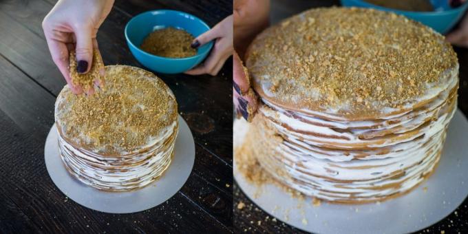 Resep kue "Sayang Kue": The menggiling cake yang tersisa ke dalam remah-remah dan taburi kue nya.