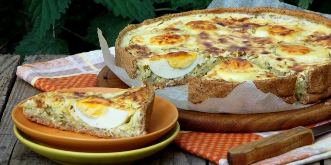 Quiche dengan kol, telur, dan bacon